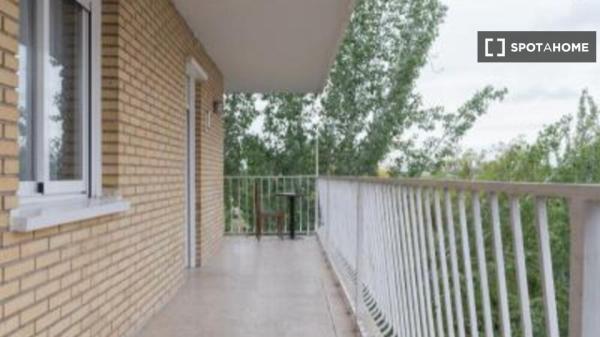 Room for rent in 5-bedroom apartment in Madrid