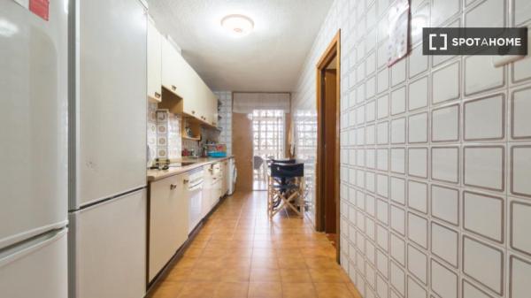 Room for rent in 5-bedroom apartment in Madrid