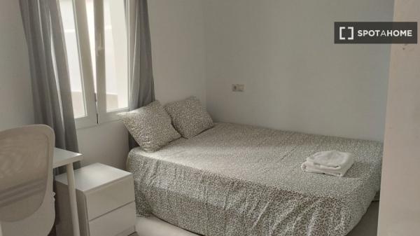 Stanza in affitto in appartamento con 4 camere da letto a Son Canals, Palma