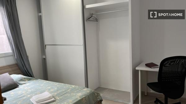 Stanza in affitto in appartamento con 4 camere da letto a Son Canals, Palma