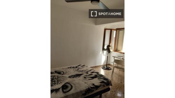 Chambre dans un appartement partagé à Palma