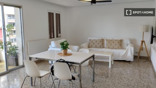 Chambre dans un appartement partagé à Palma