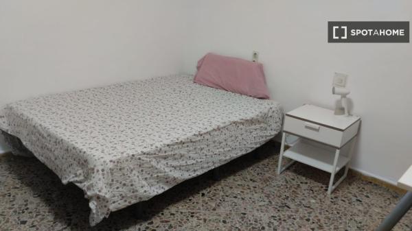 Chambre dans un appartement partagé à Palma