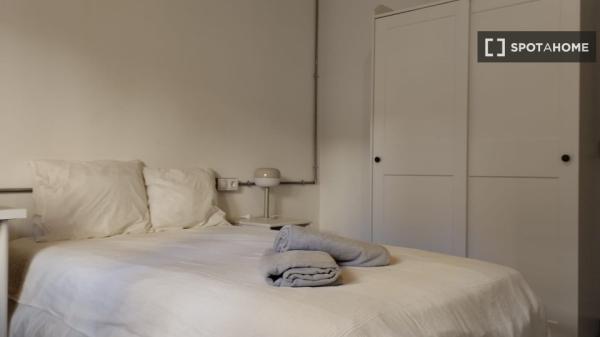 Chambre dans un appartement partagé à Palma