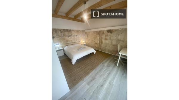 Chambre dans un appartement partagé à Palma