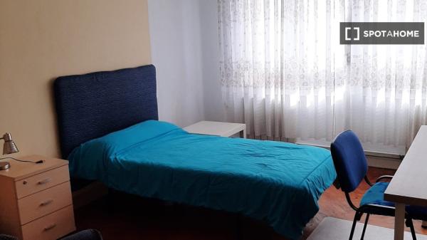 Alugo quarto em apartamento de 4 quartos em Santander