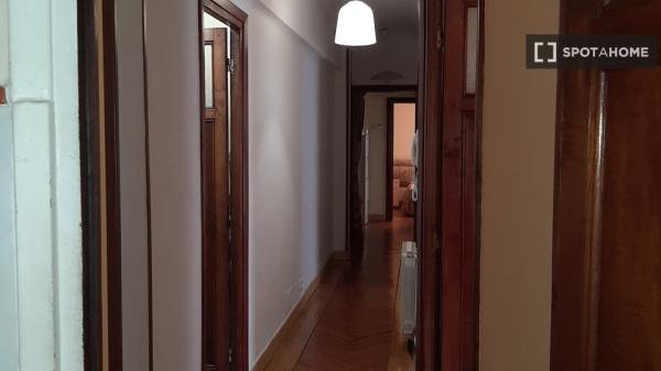 Alugo quarto em apartamento de 4 quartos em Santander