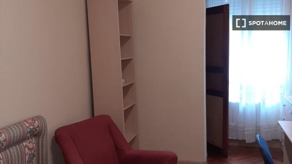 Alugo quarto em apartamento de 4 quartos em Santander