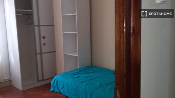 Chambre à louer dans un appartement de 4 chambres à Santander