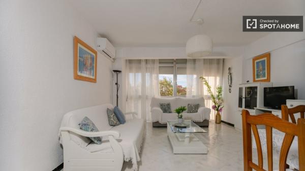 Se alquila habitación en piso de 4 dormitorios en Valencia