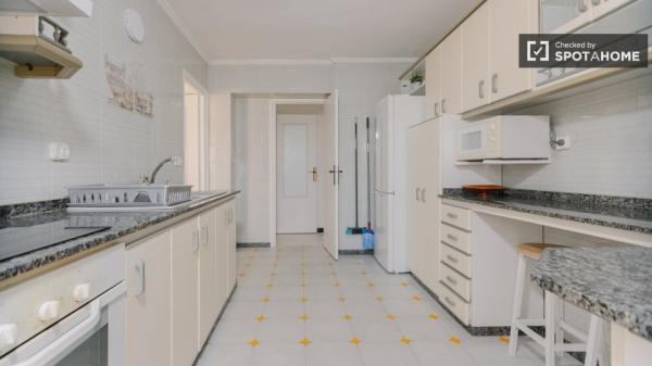 Se alquila habitación en piso de 4 dormitorios en Valencia