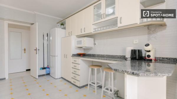 Se alquila habitación en piso de 4 dormitorios en Valencia