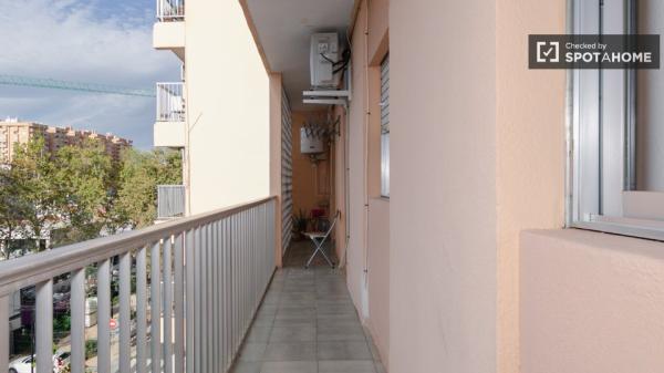 Se alquila habitación en piso de 4 dormitorios en Valencia