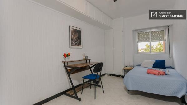 Se alquila habitación en piso de 4 dormitorios en Valencia