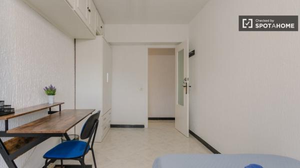 Se alquila habitación en piso de 4 dormitorios en Valencia