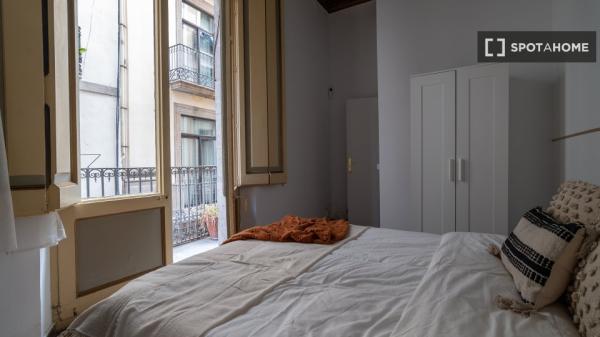 Se alquila habitación en piso de 6 habitaciones en Barcelona