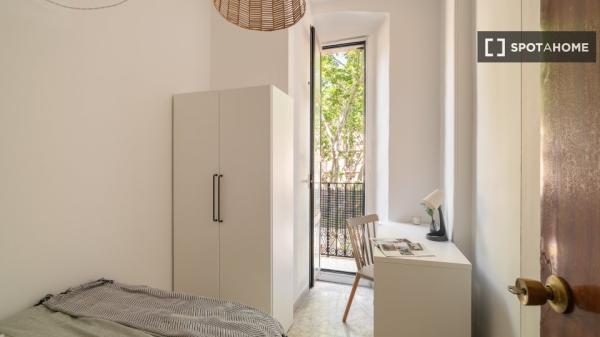 Se alquila habitación en piso de 7 habitaciones en Barcelona