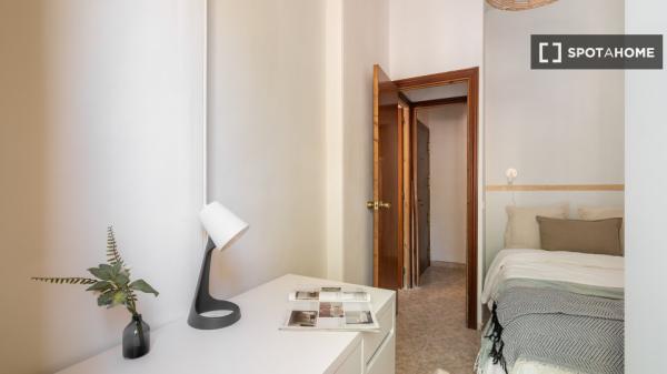 Se alquila habitación en piso de 7 habitaciones en Barcelona