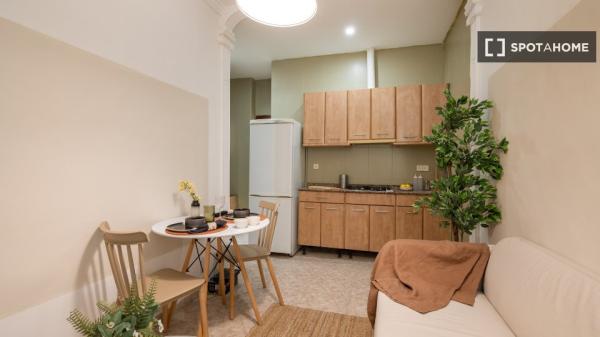 Se alquila habitación en piso de 7 habitaciones en Barcelona