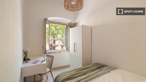 Se alquila habitación en piso de 7 habitaciones en Barcelona