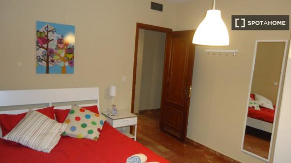 Room in shared apartment in Córdoba