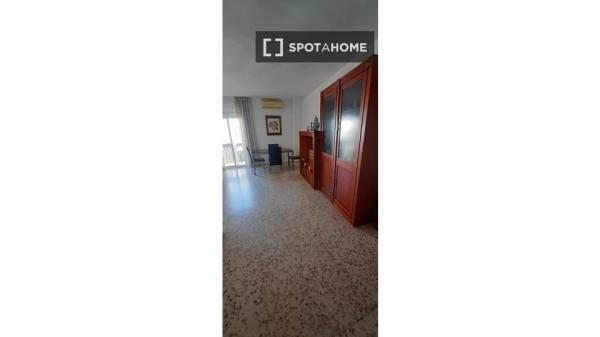 Chambre à louer dans un appartement de 3 chambres à San Pedro, Córdoba