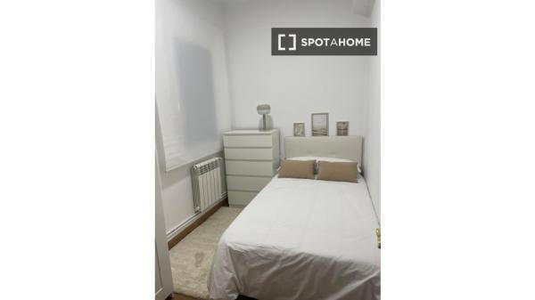 Chambre à louer dans un appartement de 5 chambres à Vigo