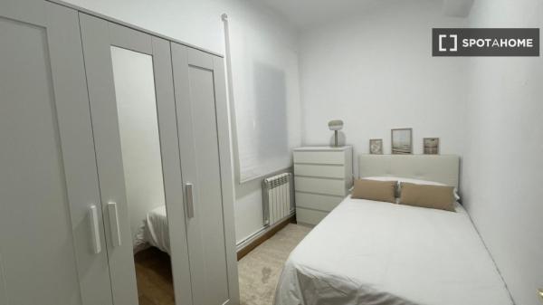 Room for rent in 5-bedroom apartment in Vigo