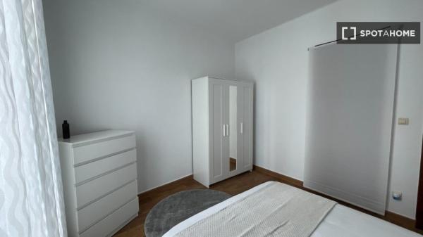 Room for rent in 5-bedroom apartment in Vigo