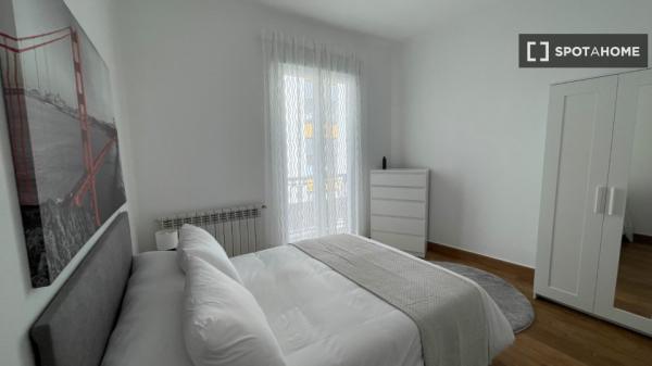 Room for rent in 5-bedroom apartment in Vigo