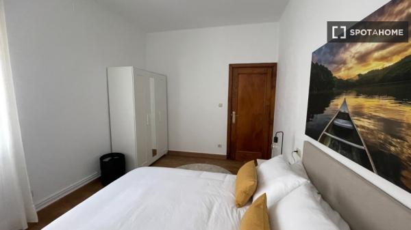 Room for rent in 5-bedroom apartment in Vigo