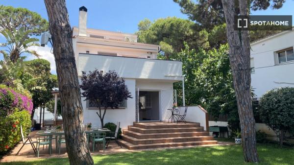 Piso entero de 5 habitaciones en Castelldefels