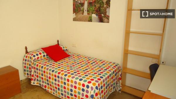 Chambre dans un appartement partagé à Cordoue