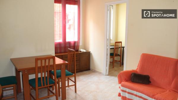 Chambre équipée en appartement partagé à Eixample, Barcelone