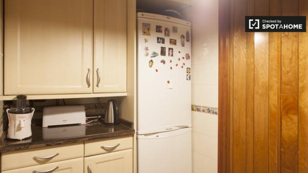 Habitación alegre en alquiler en apartamento de 3 dormitorios en Aluche