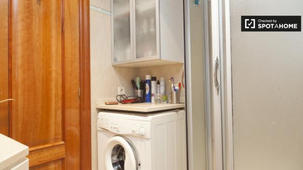 Habitación alegre en alquiler en apartamento de 3 dormitorios en Aluche