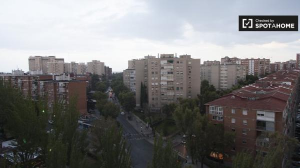 Habitación alegre en alquiler en apartamento de 3 dormitorios en Aluche