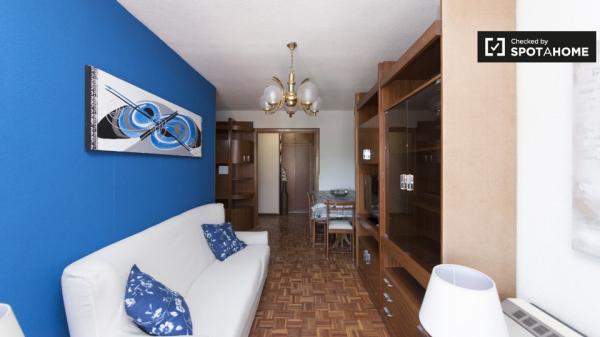 Habitación luminosa en alquiler, apartamento de 5 dormitorios, Alcalá de Henares.