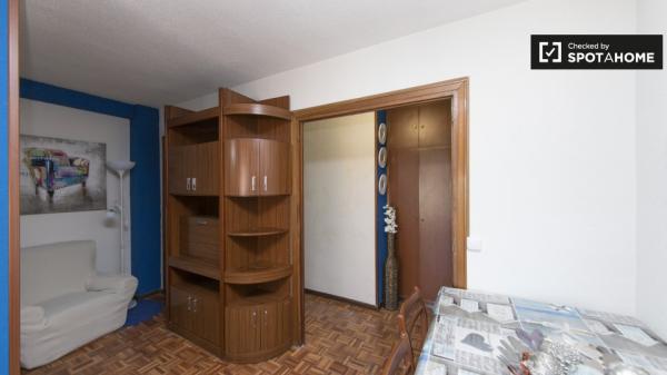 Habitación luminosa en alquiler, apartamento de 5 dormitorios, Alcalá de Henares.