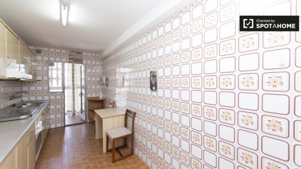 Habitación luminosa en alquiler, apartamento de 5 dormitorios, Alcalá de Henares.