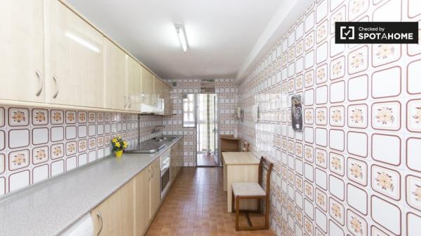 Habitación luminosa en alquiler, apartamento de 5 dormitorios, Alcalá de Henares.