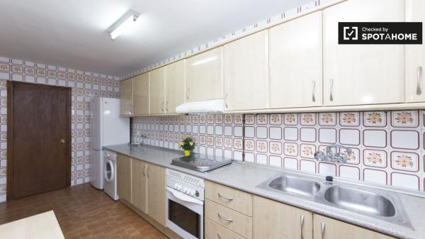 Habitación luminosa en alquiler, apartamento de 5 dormitorios, Alcalá de Henares.