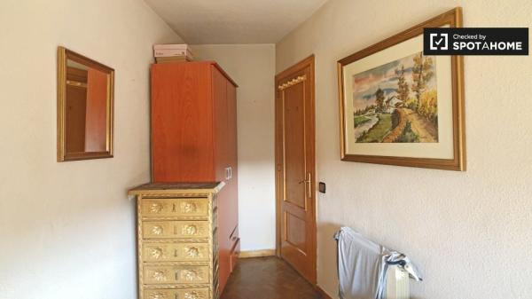 Small room in 2-bedroom apartment in Ciudad Lineal, Madrid