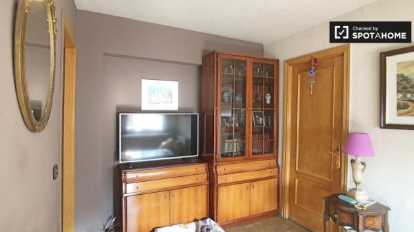 Small room in 2-bedroom apartment in Ciudad Lineal, Madrid