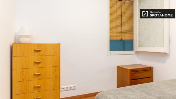 Se alquila habitación doble, apartamento de 4 dormitorios, Gràcia, Barcelona