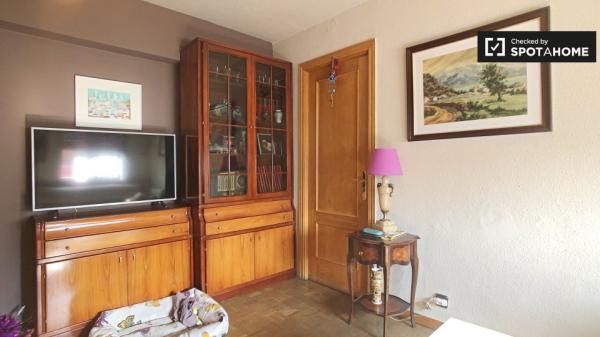 Small room in 2-bedroom apartment in Ciudad Lineal, Madrid