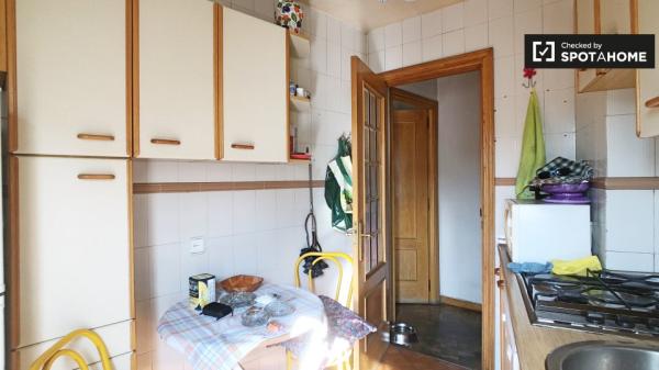 Habitación pequeña en apartamento de 2 dormitorios en Ciudad Lineal, Madrid