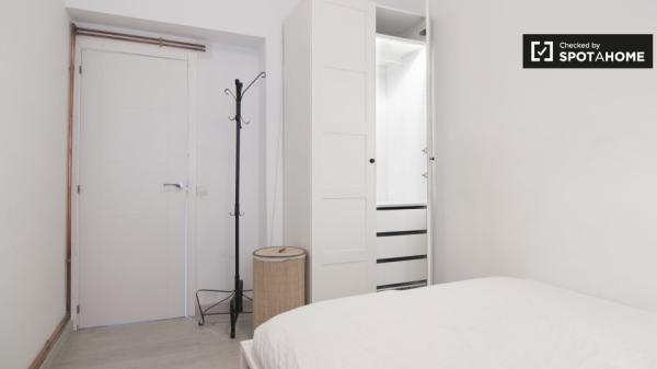 Quarto luminoso em apartamento de 2 quartos em Imperial, Madrid