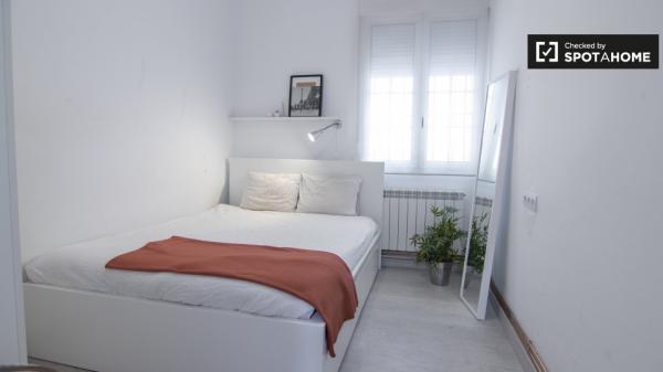 Quarto luminoso em apartamento de 2 quartos em Imperial, Madrid