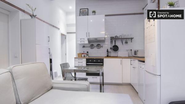 Quarto luminoso em apartamento de 2 quartos em Imperial, Madrid